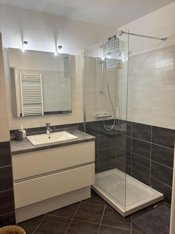 Et badeværelse på Chez Omiala Centre de Meyzieu