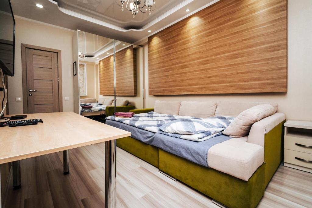 una camera da letto con un letto e una scrivania di Testimiteanu One a Chişinău