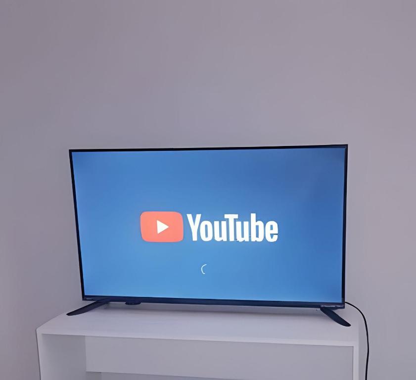 a television screen with the youtube logo on it at Sobrado 2 amplo e confortável em condomínio in Corumbá