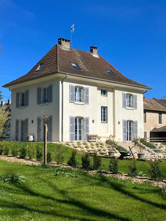 una gran casa blanca con techo en Villa du Parc de Scey, en Dole