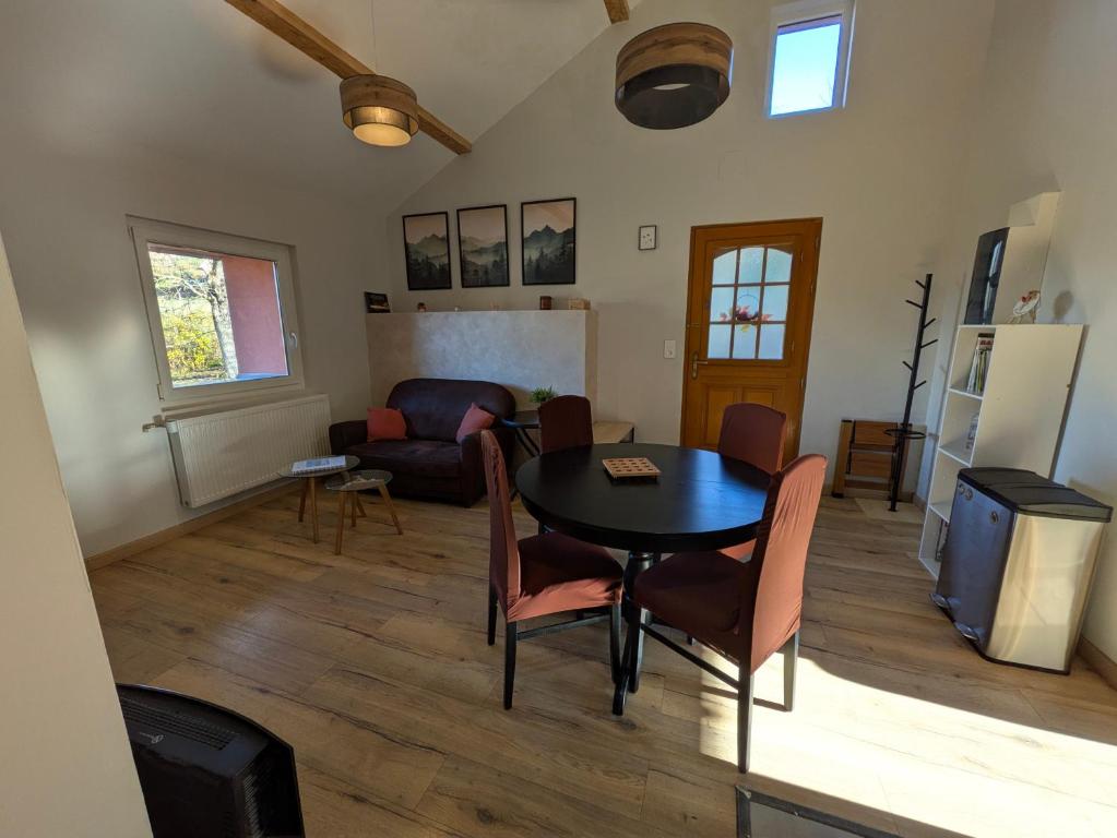 ein Wohnzimmer mit Tisch und Couch in der Unterkunft Le Renard des Vosges in La Croix-aux-Mines