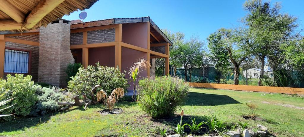 Aed väljaspool majutusasutust Cabañas Alünmew