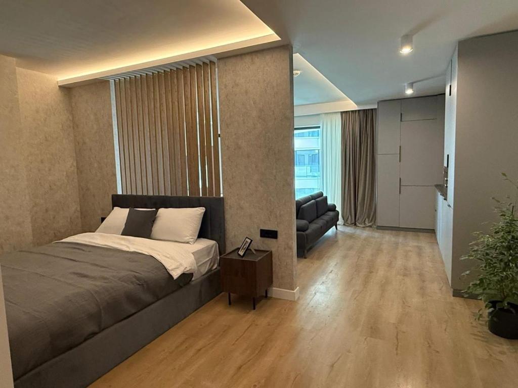 een slaapkamer met een bed en een woonkamer bij Ianmamaia in Mamaia