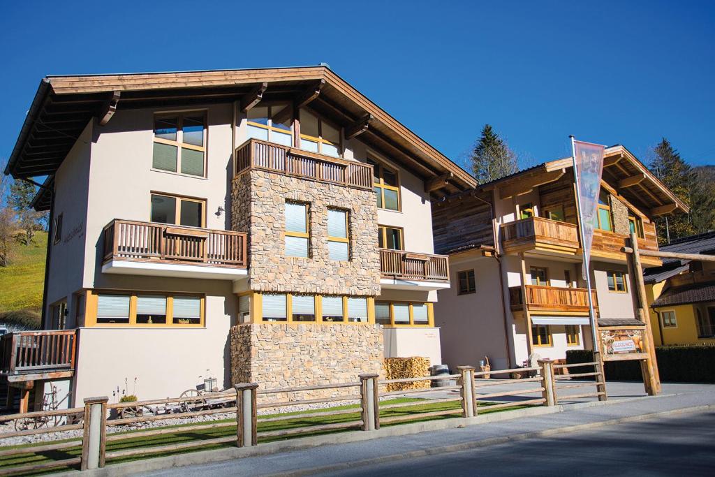 ein Gebäude mit Balkon auf der Seite in der Unterkunft Arlerschmied die Pension/Appartment in Wagrain