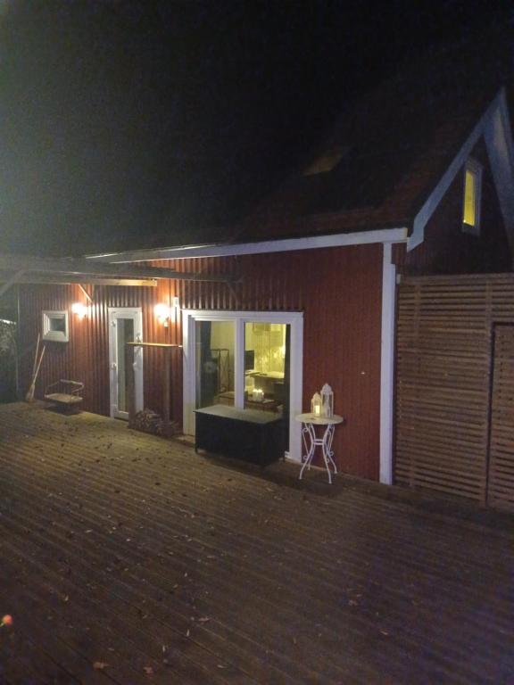 Una casa de noche con una cama y una mesa en Önnestad guest house, en Önnestad