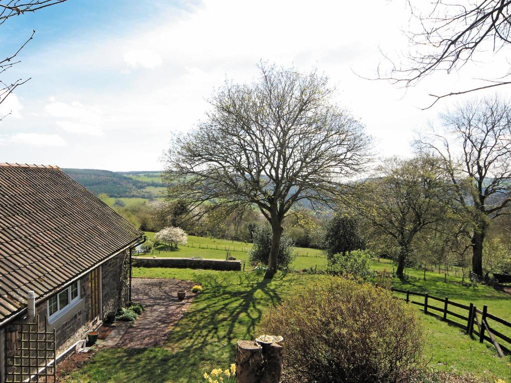 une maison dans un champ avec une clôture dans l'établissement Spring Cottage - Hw7734, à Tintern