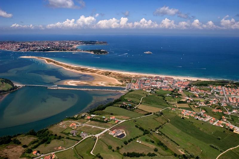 ロレドにあるApartamento de Playa Somo Loredoの海岸と海の空中を望む