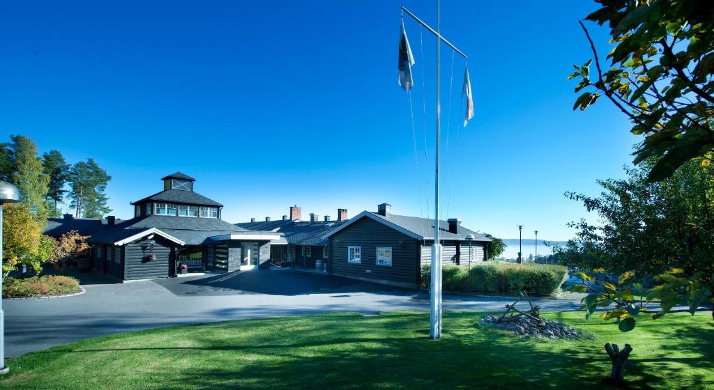 una casa con una bandera delante de ella en Quality Hotel Leangkollen en Asker