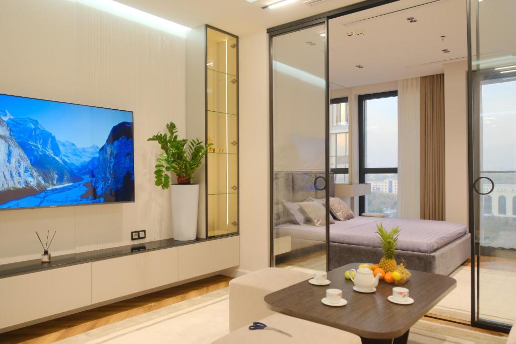 TV a/nebo společenská místnost v ubytování Nest One Luxe, Элитные апартаменты с балконом и видом на фонтан Tashkent City Park 110