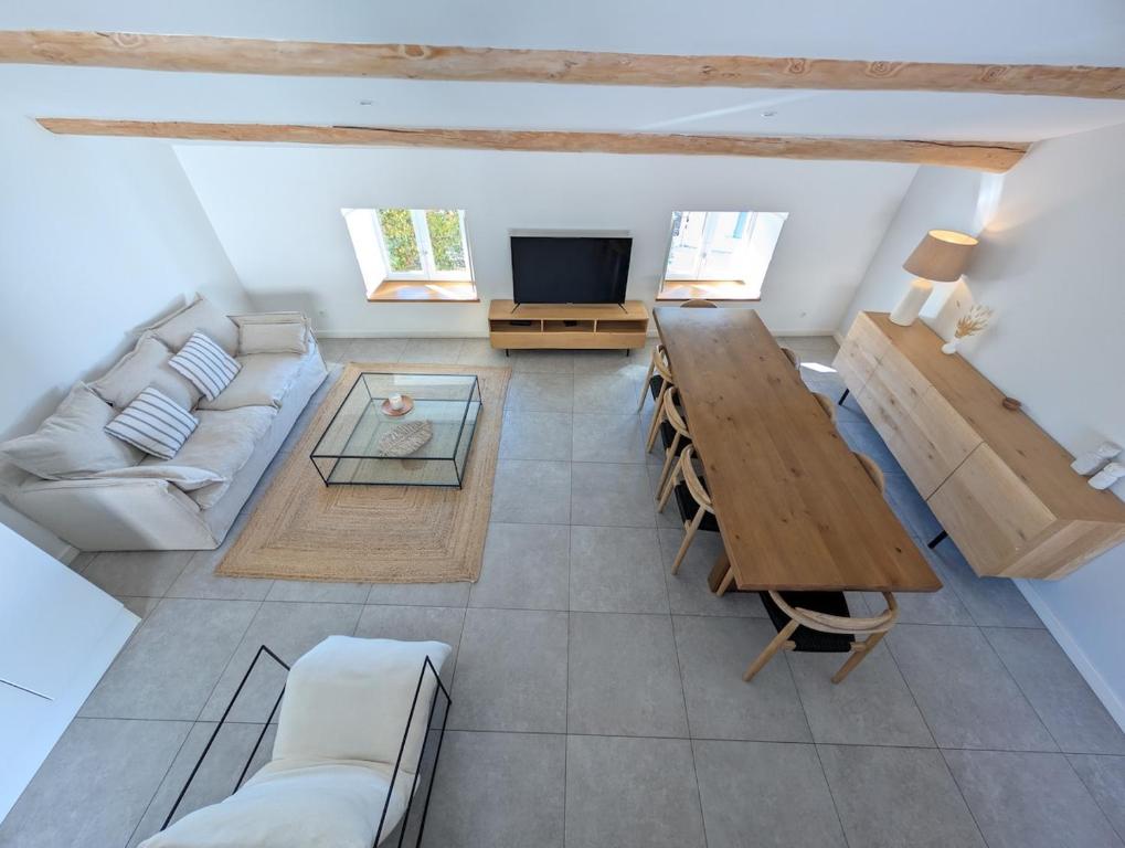 uma sala de estar com uma mesa e um sofá em LE ROOFTOP PROVENÇAL em Taulignan