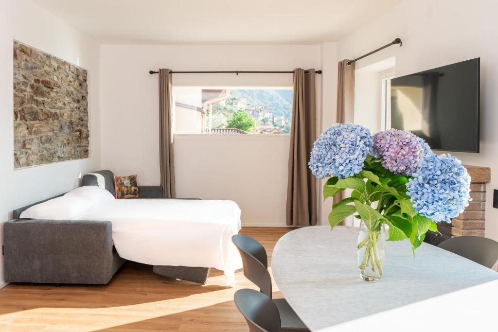 Postel nebo postele na pokoji v ubytování DN ART ROYALE - APT N vasca idromassaggio interno piano terra -APT D esclusivo terrazzo esterno con jacuzzi