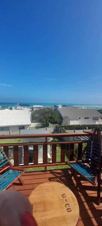 アグラスにあるWafraのデッキ上に座る青い椅子2脚