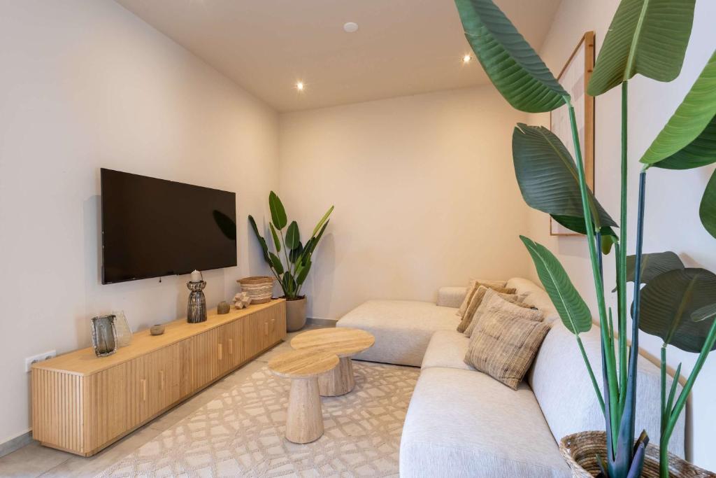 TV a/nebo společenská místnost v ubytování Ayana Resort at Mambo Beach Area