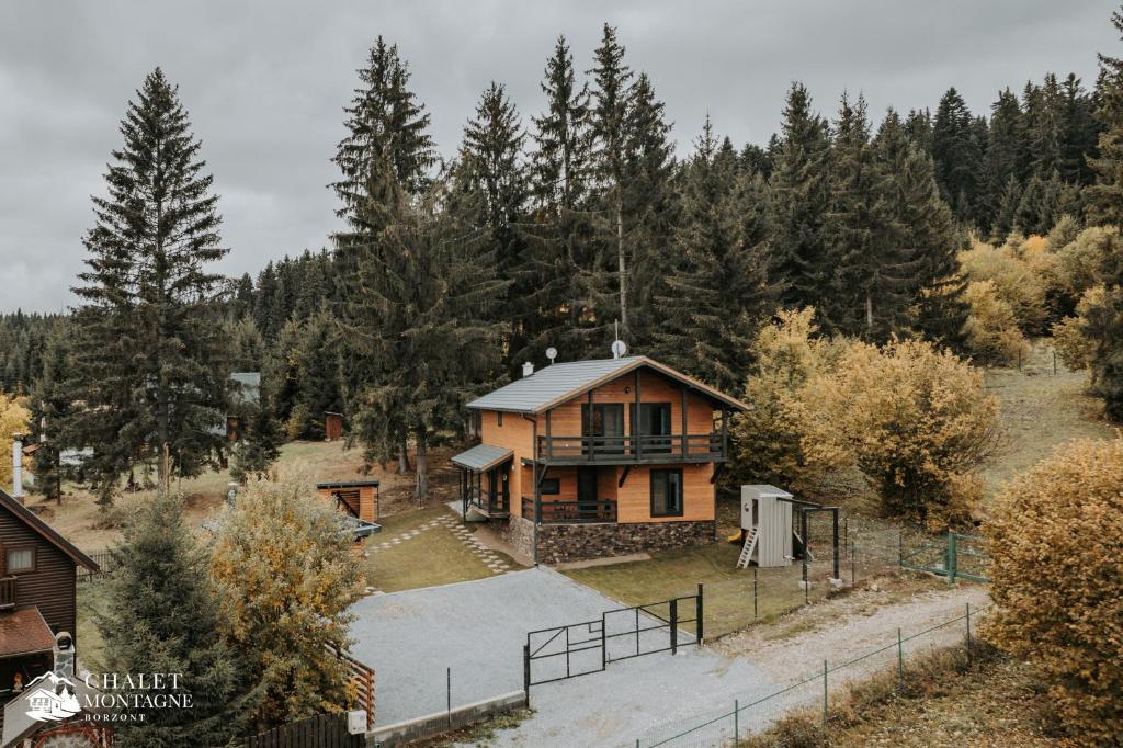 eine Luftaufnahme eines Hauses im Wald in der Unterkunft Chalet Montagne Borzont in Bucsin