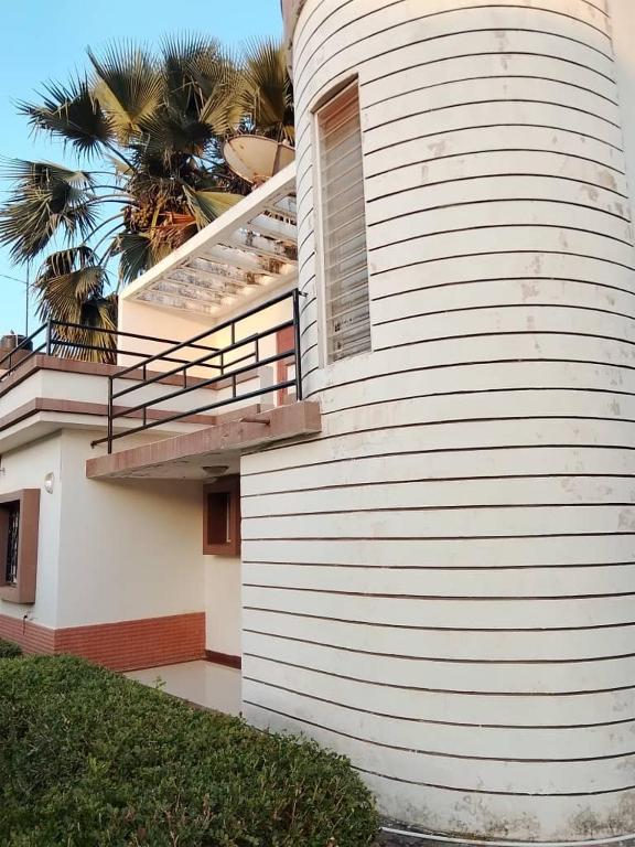 セレクンダにあるParadise Viewの白い建物(バルコニー付)