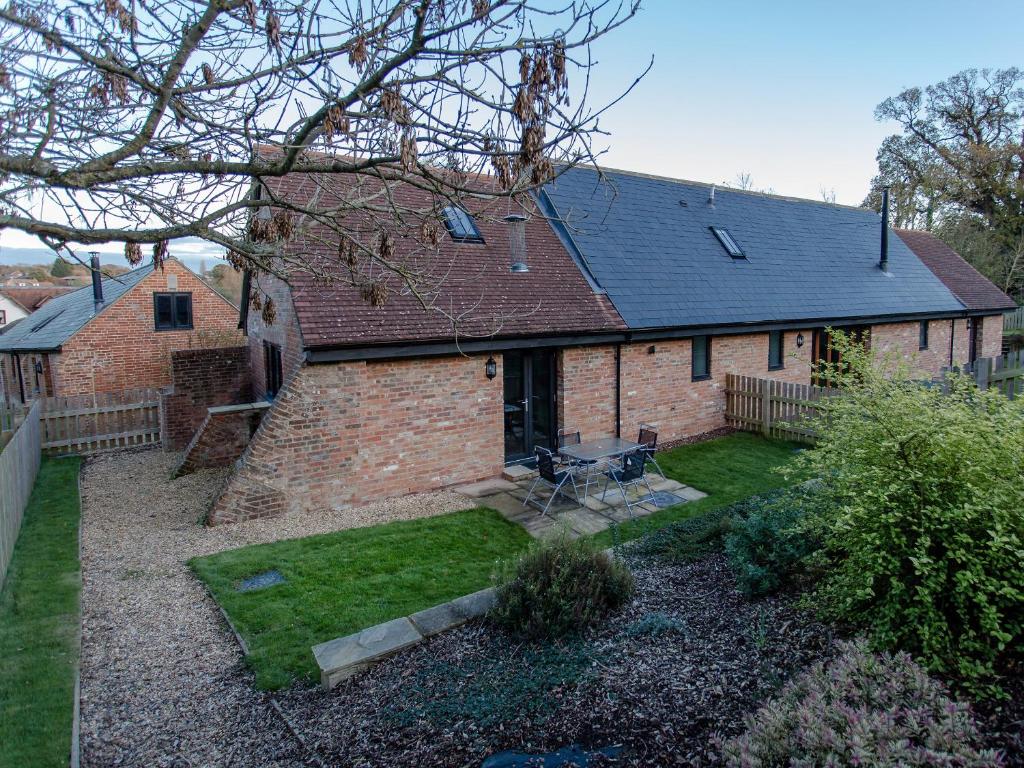 una casa de ladrillo con un patio delante de ella en Ash Barn - Fernhill Farm, en Ryde