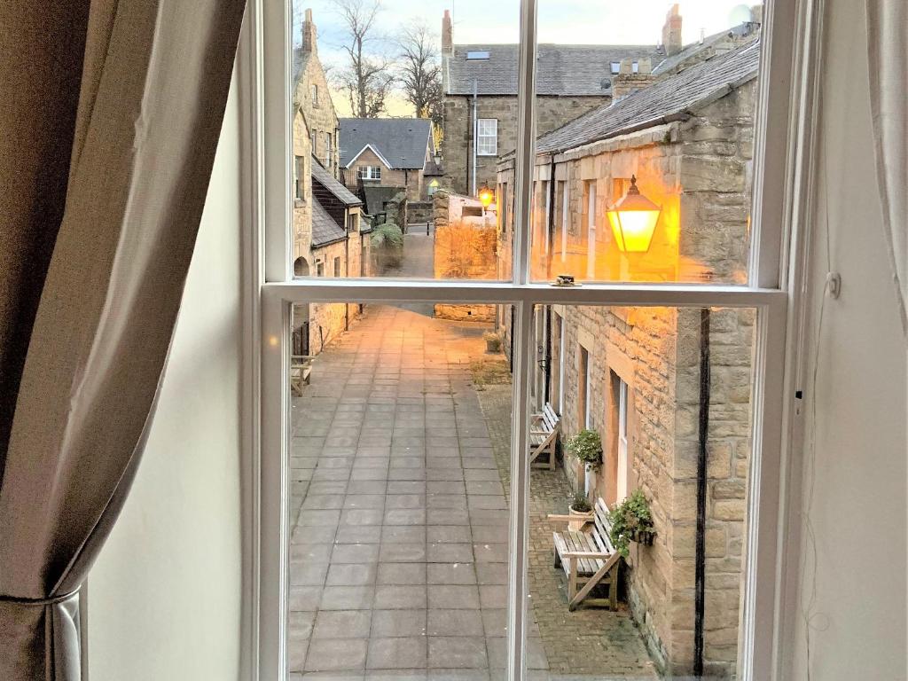 ein offenes Fenster mit Straßenblick in der Unterkunft Quill Corner in Alnwick