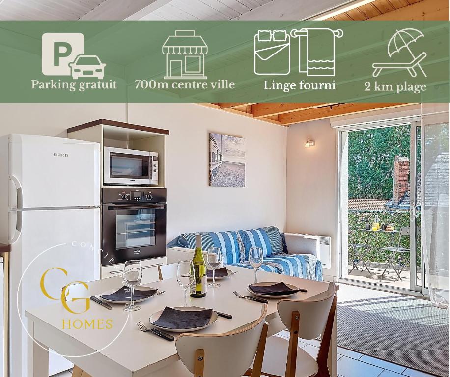 een woonkamer met een tafel en een koelkast bij CAP SURF, Superbe Duplex, 5 min à pied du centre ville in Saint-Jean-de-Monts