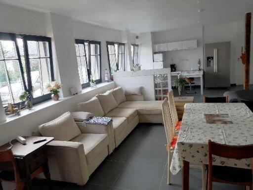 een woonkamer met een bank en een tafel bij A 100 m de la grande plage à Saint-Lunaire in Saint-Lunaire