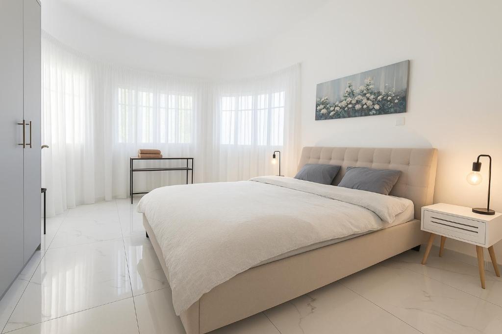 Postel nebo postele na pokoji v ubytování Limassol Centr Apartament
