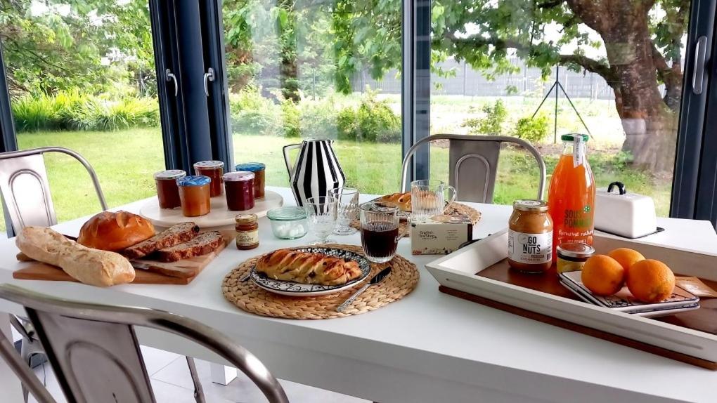 una mesa con pan y otros alimentos. en BOCENNO Catherine, en Ambon