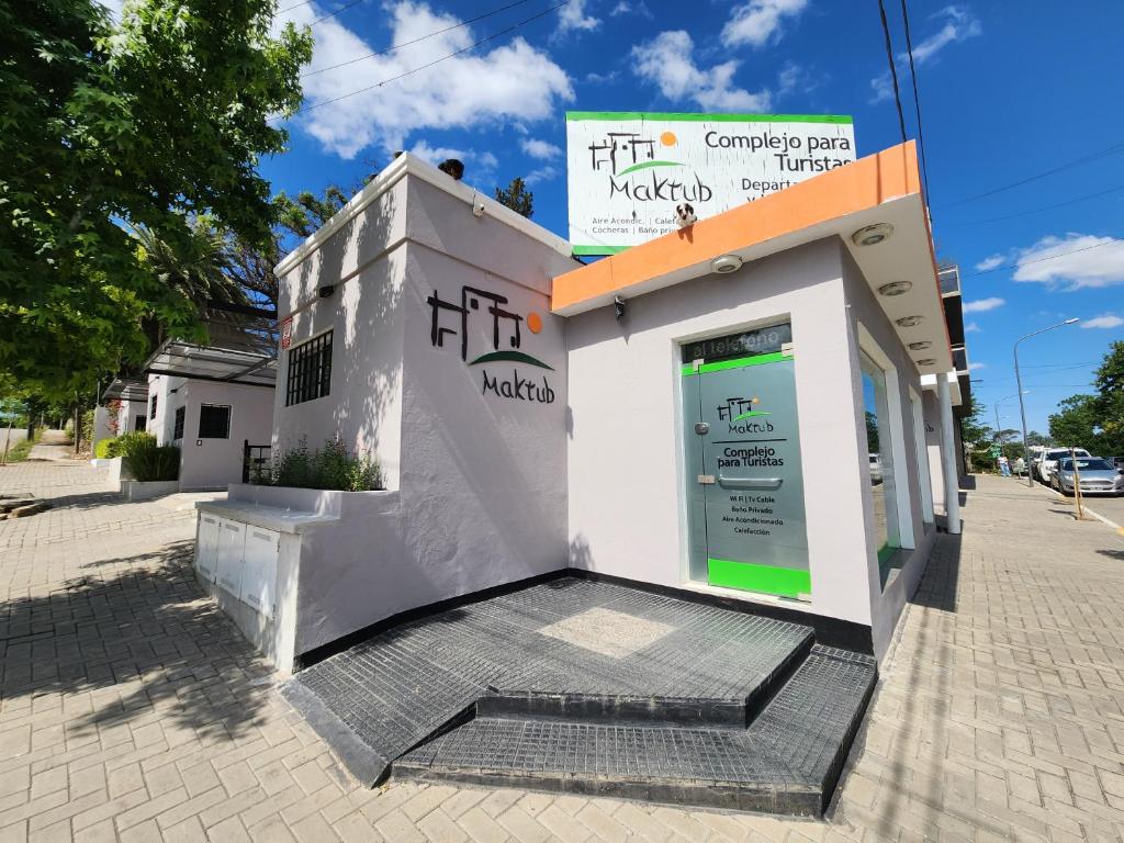 una gasolinera en una calle con la puerta abierta en Maktub Alta Gracia, Complejo para Turistas, en Alta Gracia