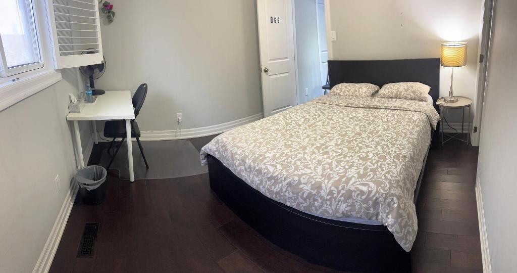 ミシサガにあるPrivate Single Bedroom in City Centre Q66のベッドと机と窓のある寝室