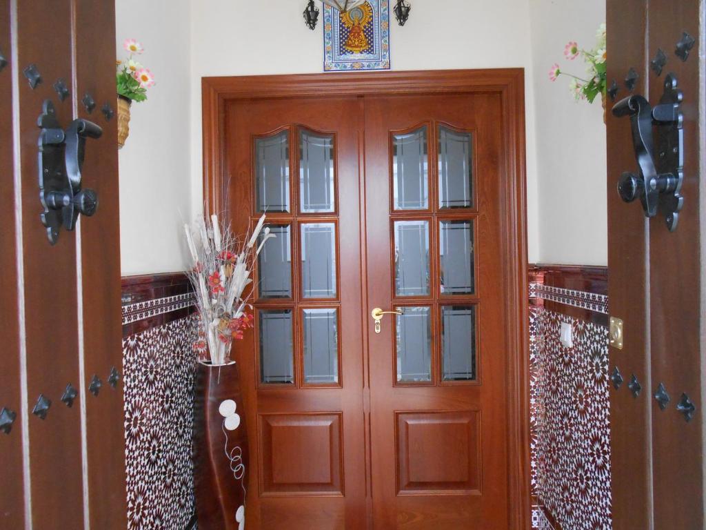 Zimmer mit Holztür in einem Zimmer in der Unterkunft CASA PILAR in Guadalcanal