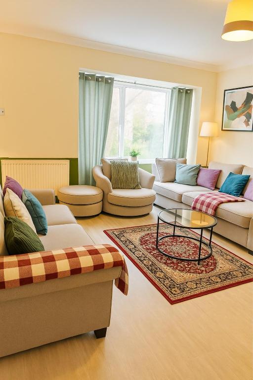 ein Wohnzimmer mit zwei Sofas und einem Tisch in der Unterkunft Great for Contractors and Families 3BedHouse with FreeParking in Warrington