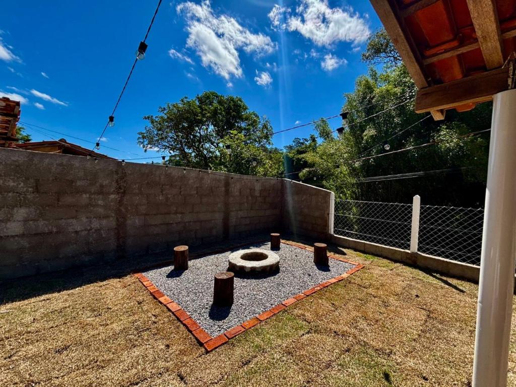 un cortile con un braciere in pietra nel cortile di Cantinho do sossego a Socorro