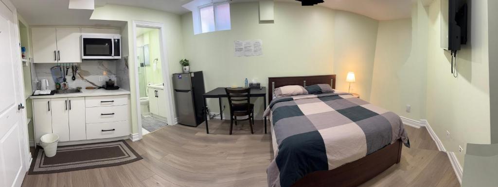 Un dormitorio con una cama y una cocina con una mesa. en B1 Beautiful and cozy private suite, en Mississauga