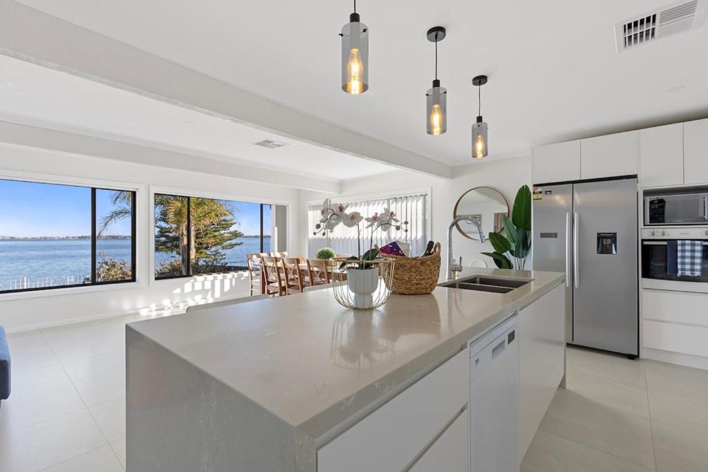 Η κουζίνα ή μικρή κουζίνα στο Lakeside Luxury Buff Point