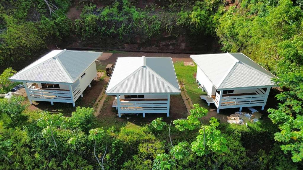 TaputapuapeaにあるVaiurua Horizonの白い屋根の3軒の家の俯瞰図