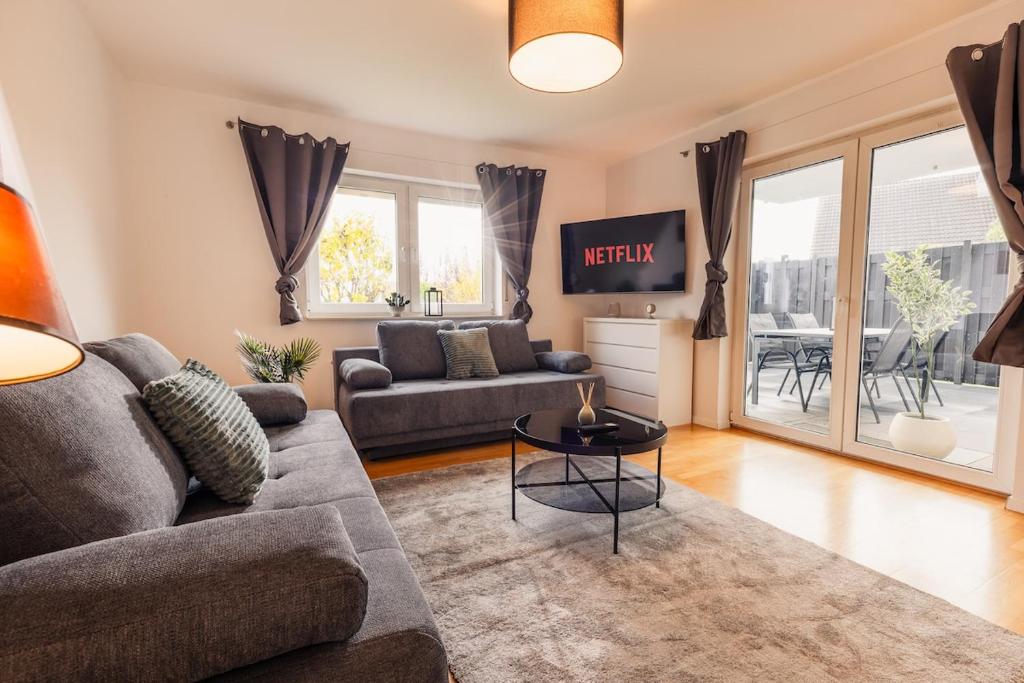 メンディヒにあるVulkan-Suiteのソファとテーブルのあるリビングルーム