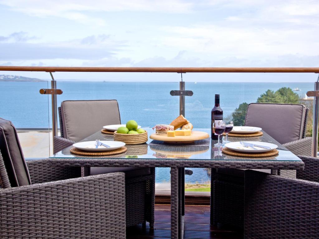 ブリクサムにあるCurlew 4 - The Coveのテーブル(一皿の料理とワイン1本付)