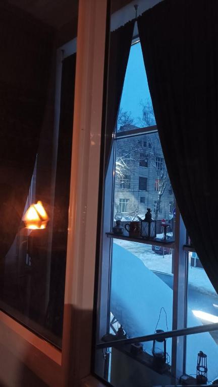 a window with a view of a snow covered yard at Шишкарівський in Sumy