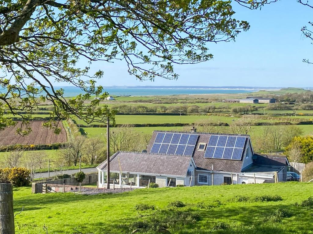 a house with solar panels on the roof at Rhandir-Mwyn - Hw7110 in Llandwrog