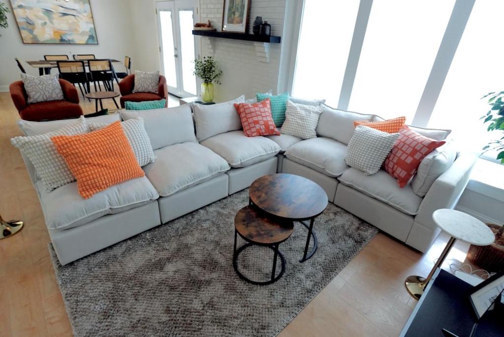 Posezení v ubytování Spacious Dog-Friendly Retreat Near Ballantyne