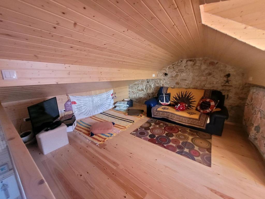 einen Blick über ein Wohnzimmer in einem winzigen Haus in der Unterkunft Villa Luna in Boa Viagem