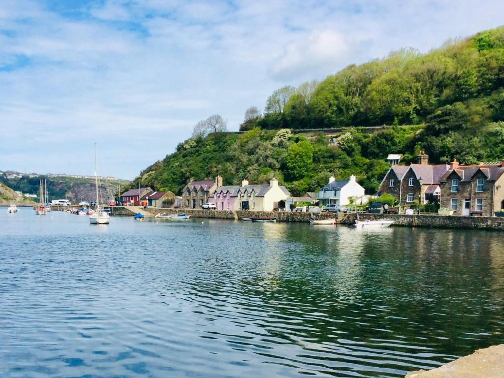 una ciudad a orillas de un cuerpo de agua en Yorke Villa, en Fishguard