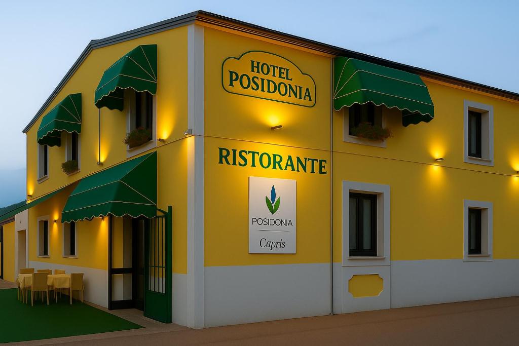 萨普里Hotel Poseidonia的一栋黄色建筑，招牌上写着“酒店 postojonicarification istg”。