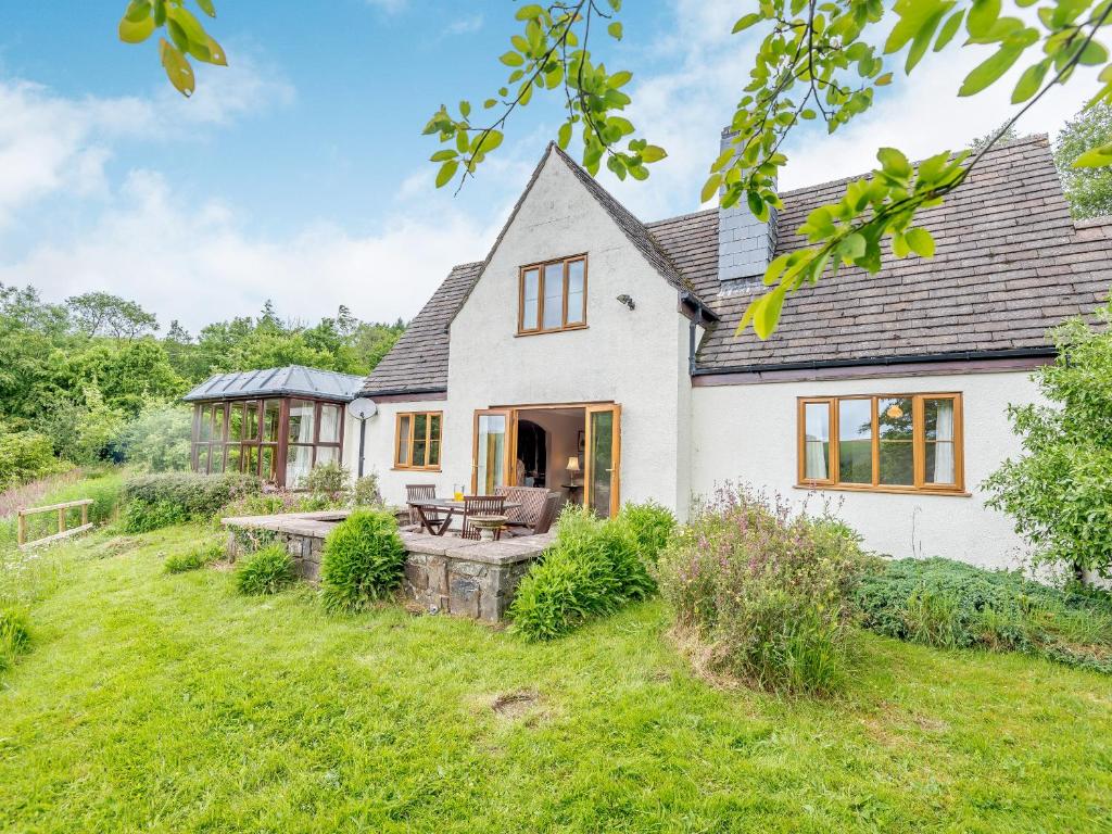 een uitzicht op een wit huis met een tuin bij Cwmfron House in Llanidloes