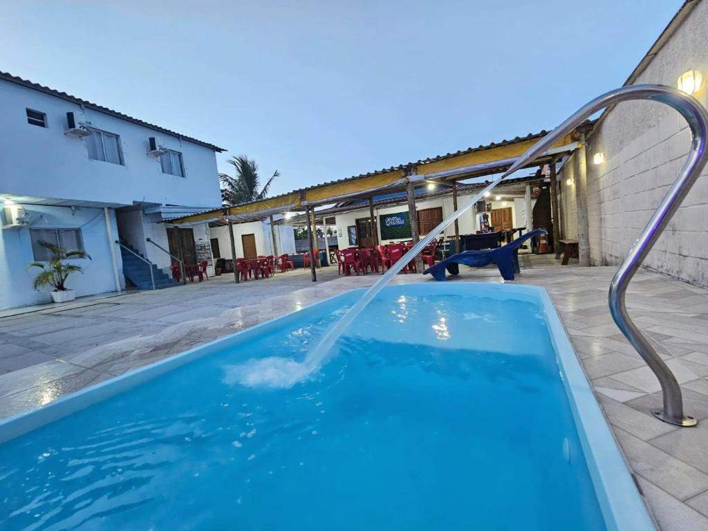 - une piscine avec une fontaine dans la cour dans l'établissement Pousada Areias do Mutá, à Porto Seguro