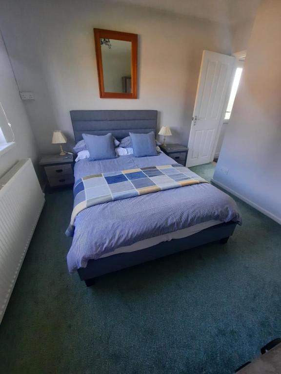 Ένα ή περισσότερα κρεβάτια σε δωμάτιο στο CwmwdigCwtch2