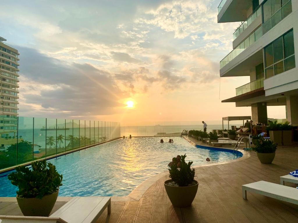 Πισίνα στο ή κοντά στο Grand Marina Oceanview Apartments by Xarm Apartments