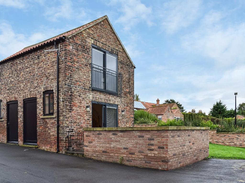 South KilvingtonにあるTanfield Barnのレンガ造りの外観