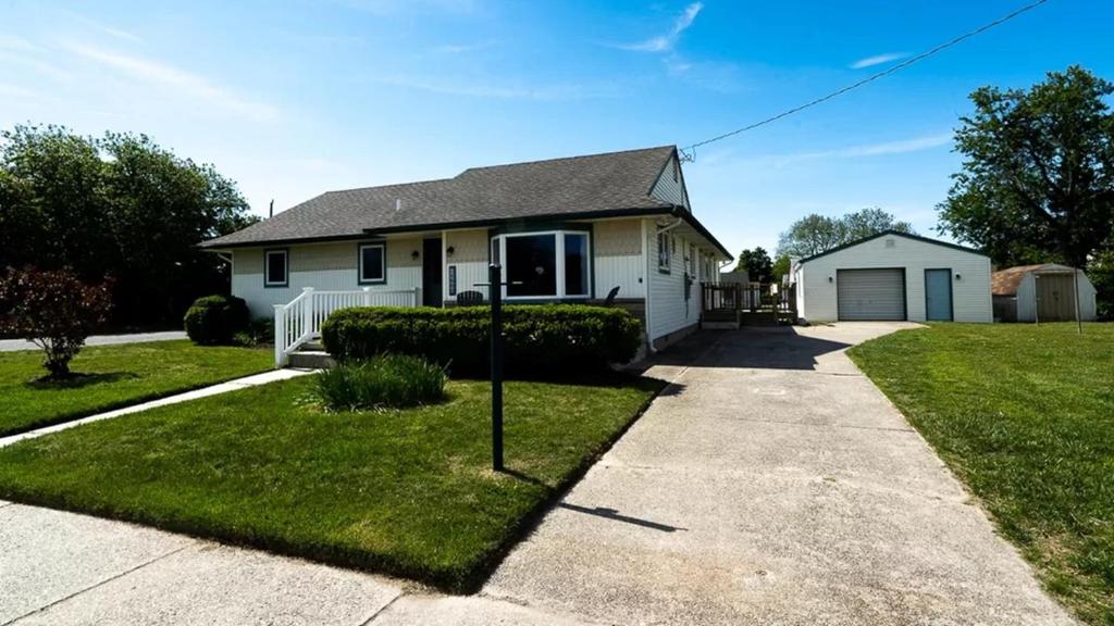 una piccola casa bianca con vialetto di Bay Escape a North Cape May