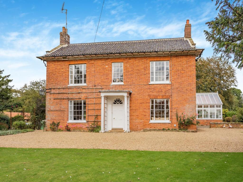 SculthorpeにあるManor Farm House - Uk45276の白い扉のある古い赤レンガ造りの家