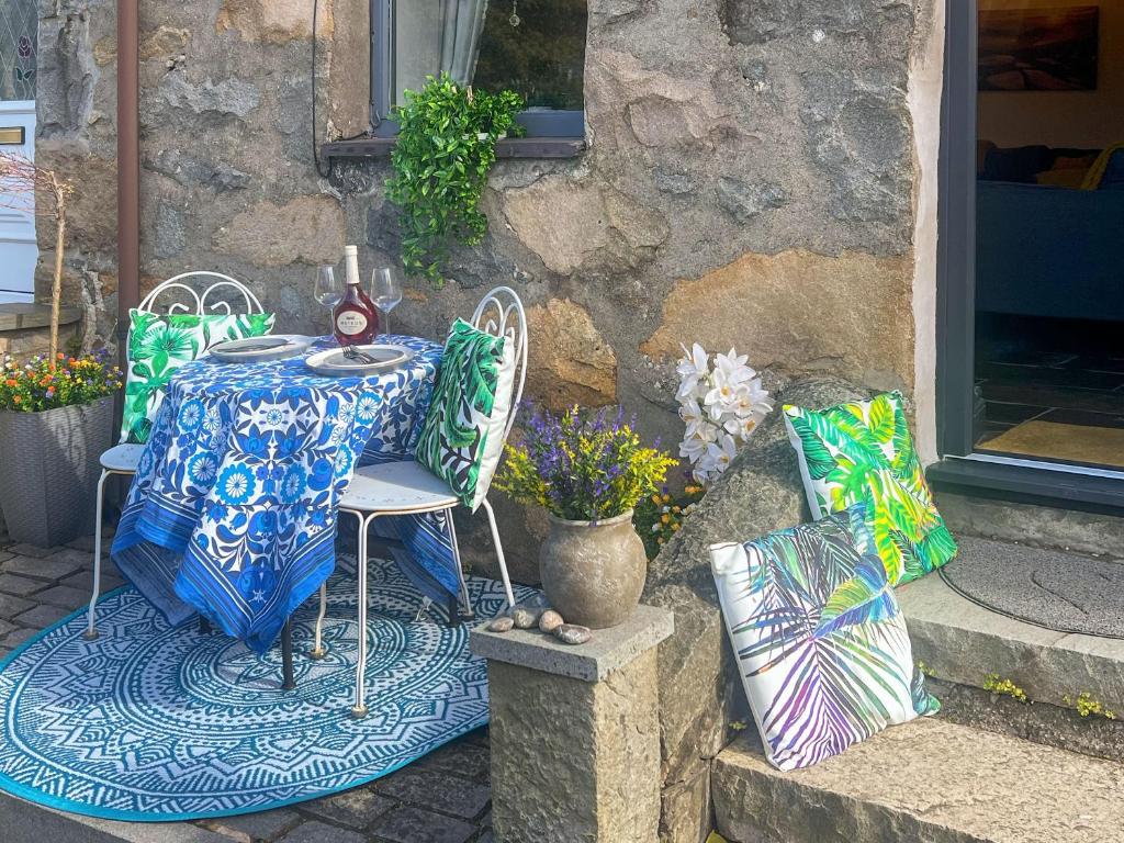 TrevorにあるMynydd A Mor, Mountains And Seaのパティオ(テーブル、椅子、枕付)