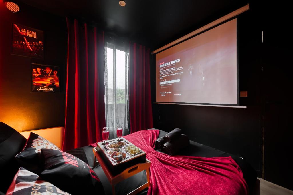 TV a/nebo společenská místnost v ubytování Appartement Cinéma Aéroport Orly - Parking gratuit & VTC